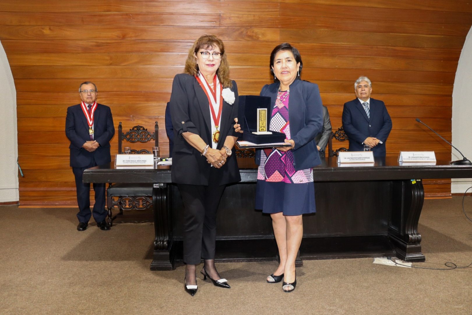 Entrega de la distinción institucional de la UNFV a Serpost